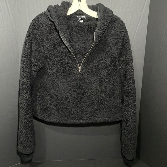 Hot Topic Sweaters - HOT TOPIC crop top long sleeve fleece pullover hoodie in women’s size small